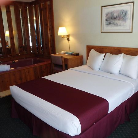 Americas Best Value Inn Saint Ignace Szoba fotó